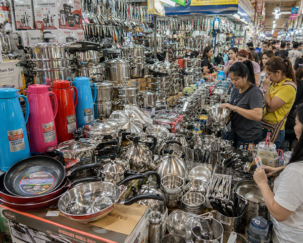 Southeast Asian kitchenware importers are selling containerized stainless steel kitchenware sets from China.